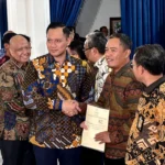 Menteri ATR Menyerahkan 2 Sertifikat Ke Tempat Ikonik Di Bandung