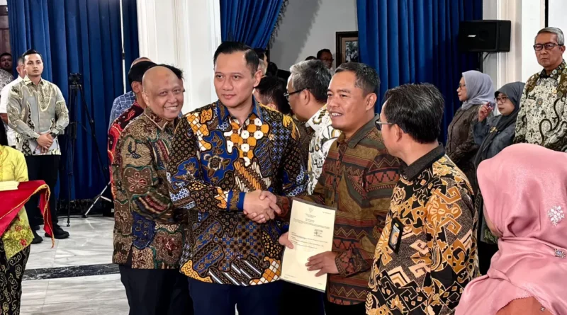 Menteri ATR Menyerahkan 2 Sertifikat Ke Tempat Ikonik Di Bandung