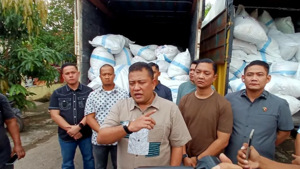 Gudang Barang Bekas Ilegal di Batam Digerebek Polisi